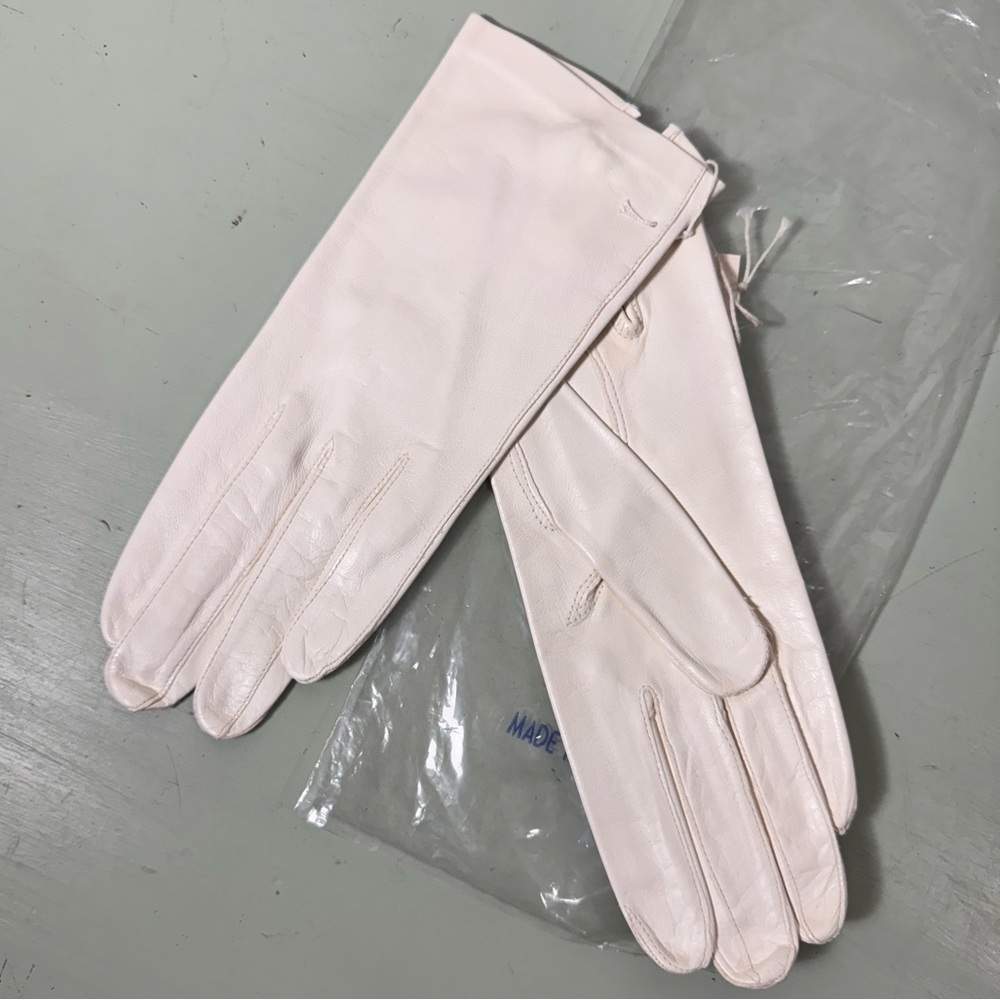 Vintage White Leather Lazarus Gloves with Pearl Accent